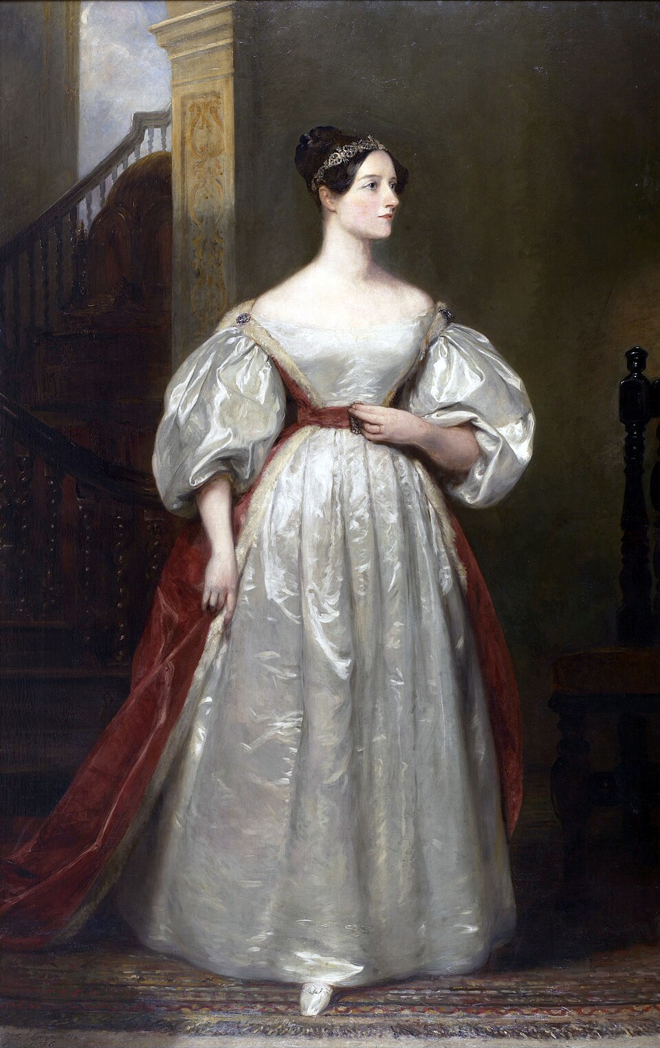 Retrato a óleo de corpo inteiro de Ada Lovelace, de vestido de cetim branco com manto vermelho, diante de uma escada de madeira.