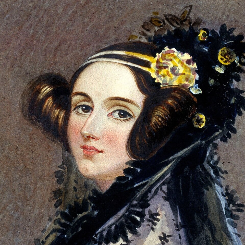 Aquarela de Ada Lovelace jovem, de rosto voltado para a esquerda, cabelo preso em coques laterais, flores amarelas e véu escuro.
