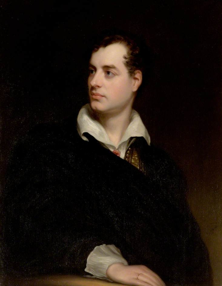 Retrato a óleo de Lord Byron, jovem, com o rosto voltado para a esquerda, de camisa branca e capa escura sobre um fundo escuro.