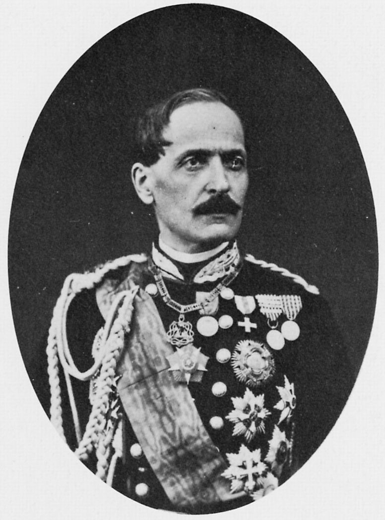 Fotografia oval em preto e branco de Luigi Menabrea, homem de bigode, de uniforme militar com cordões, faixa e várias condecorações no peito.