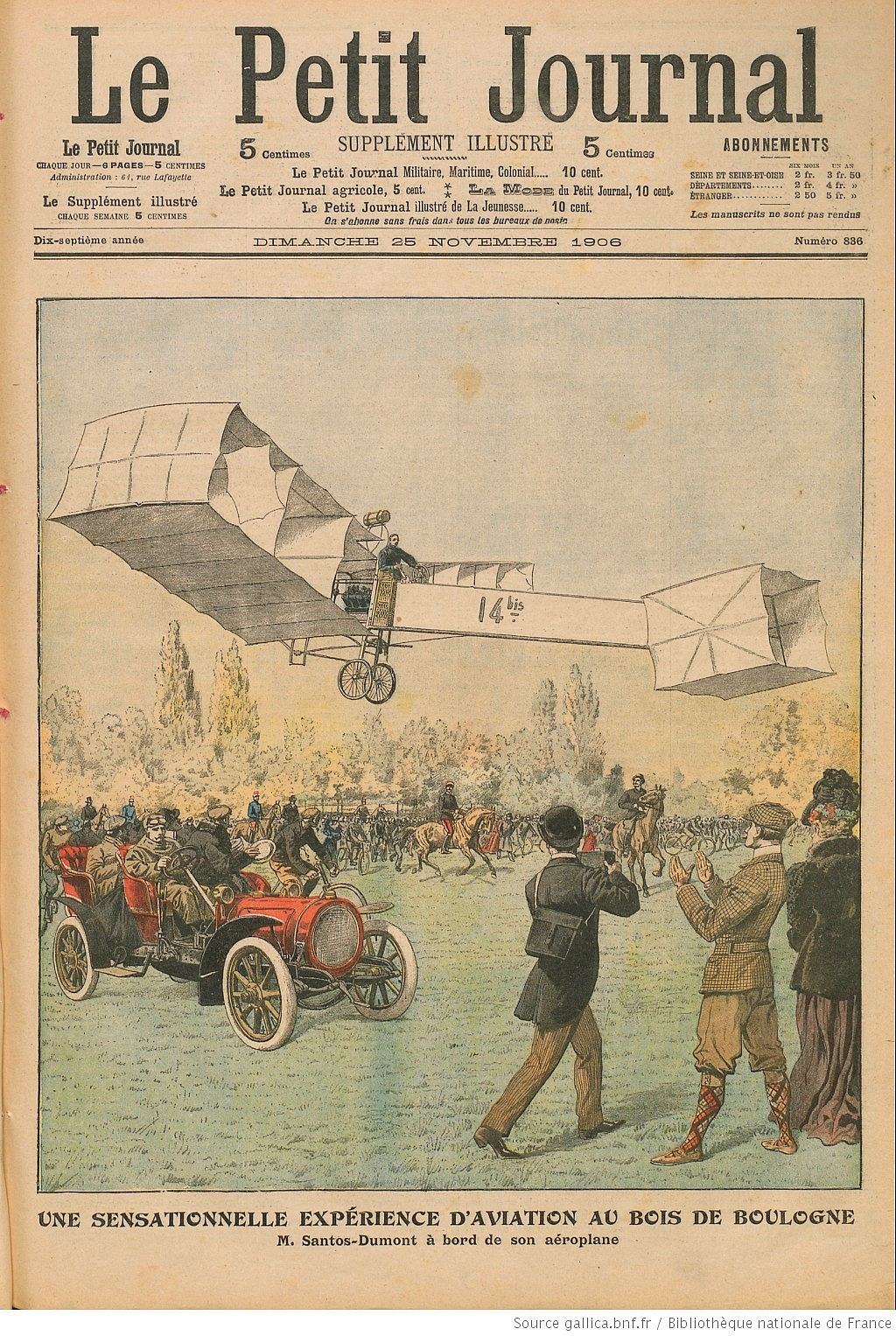 Capa colorida do jornal Le Petit Journal com a ilustração de um aeroplano no ar sobre uma multidão e um automóvel antigo, em um gramado.