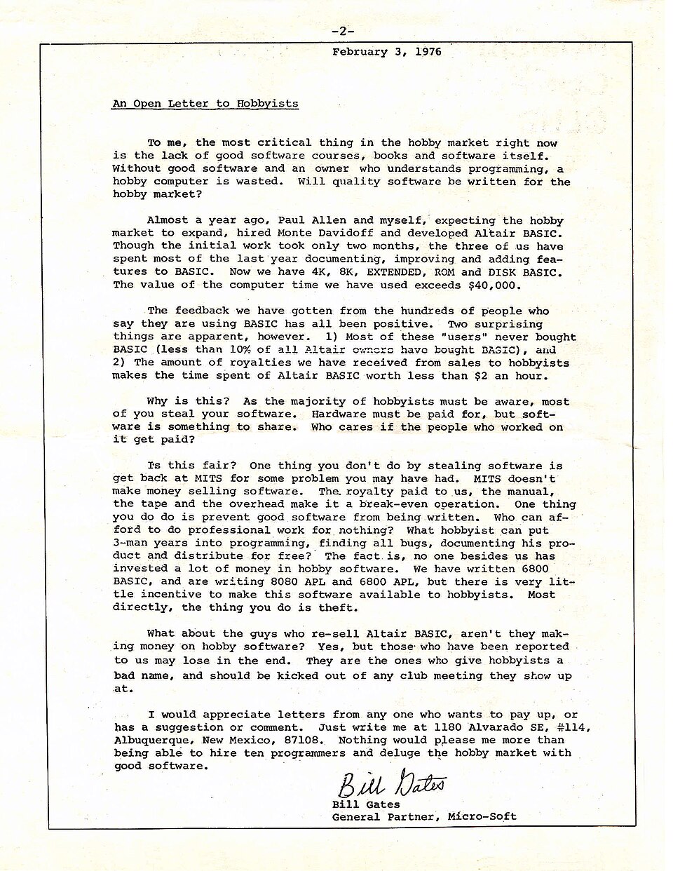 Página datilografada com a data 3 de fevereiro de 1976, o título An Open Letter to Hobbyists e vários parágrafos, assinada à mão por Bill Gates, General Partner, Micro-Soft.