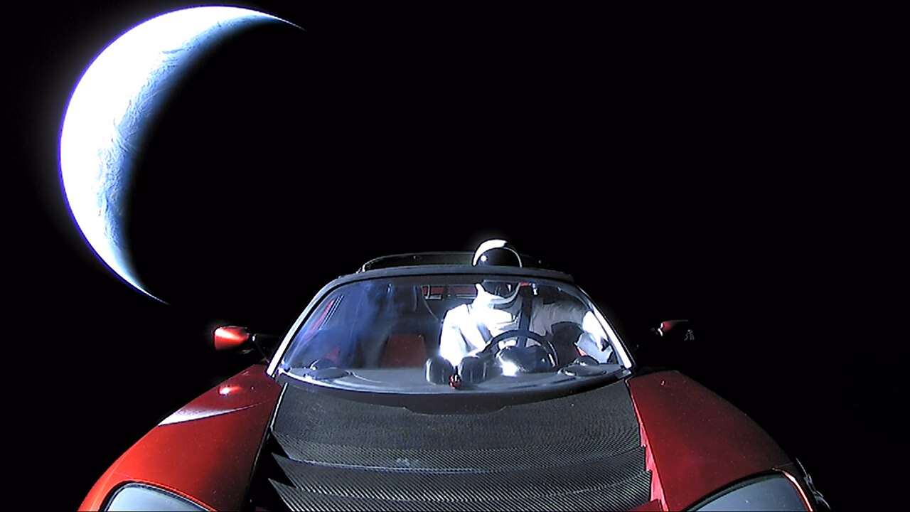 Um Tesla Roadster vermelho no espaço, com um manequim de traje espacial ao volante e a Terra em crescente ao fundo.