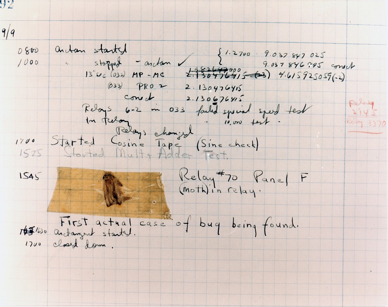 Página do caderno de registro do Mark II com anotações manuscritas e uma mariposa colada com fita adesiva ao lado da frase First actual case of bug being found