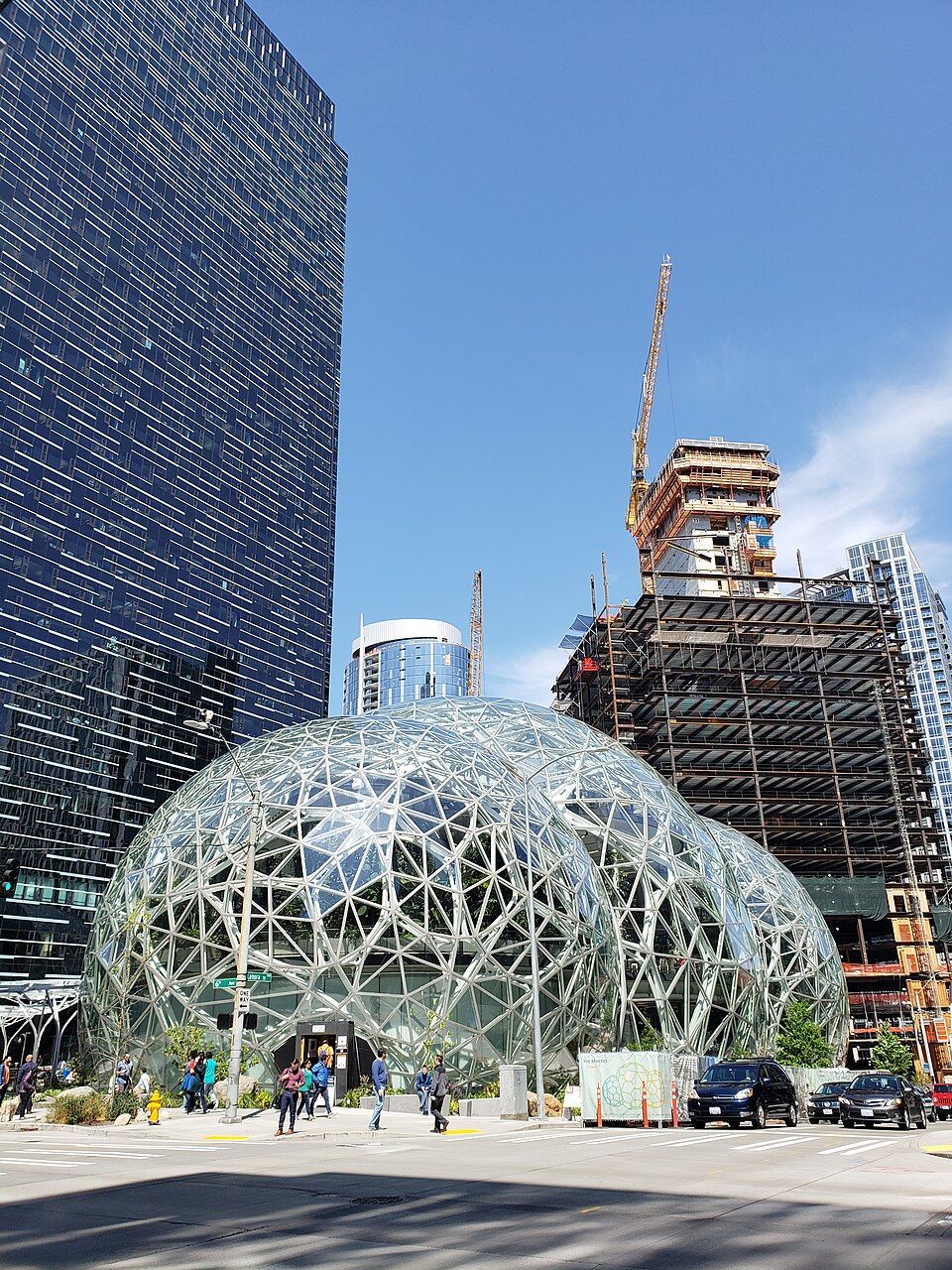 Fachada das Spheres, estufas esféricas de painéis de vidro na sede da Amazon em Seattle, vista de baixo, com edifícios ao fundo.