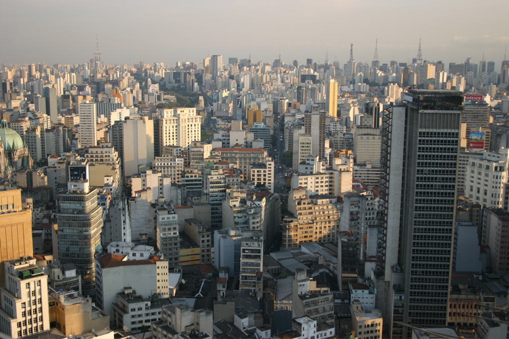 Vista de prédios altos do centro de São Paulo, tirada do Edifício Banespa em direção à Avenida Paulista.