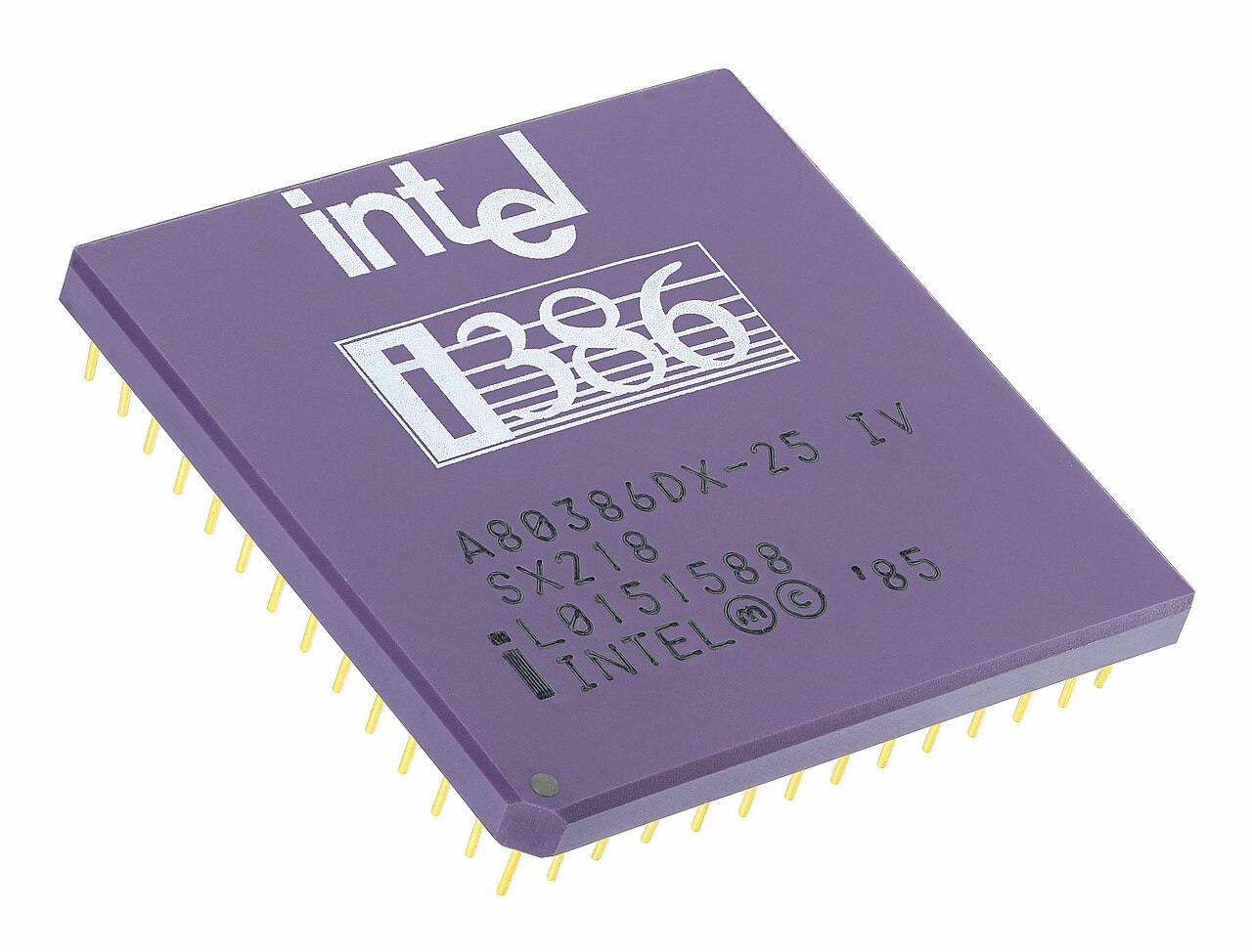 Microprocessador Intel 80386 DX, de encapsulamento quadrado roxo com pinos dourados, visto inclinado, com as inscrições i386 e A80386DX-25.