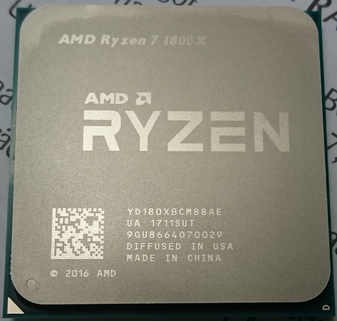 Processador AMD Ryzen 7 1800X visto de cima, com o nome do modelo e o código de barras gravados na tampa metálica.