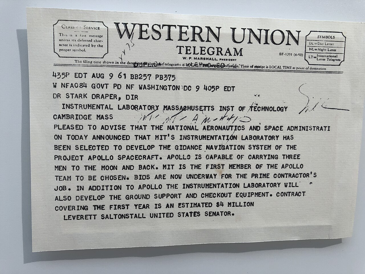 Telegrama da Western Union de 9 de agosto de 1961, datilografado, avisando que o Laboratório de Instrumentação do MIT foi escolhido para o sistema de orientação da Apollo.