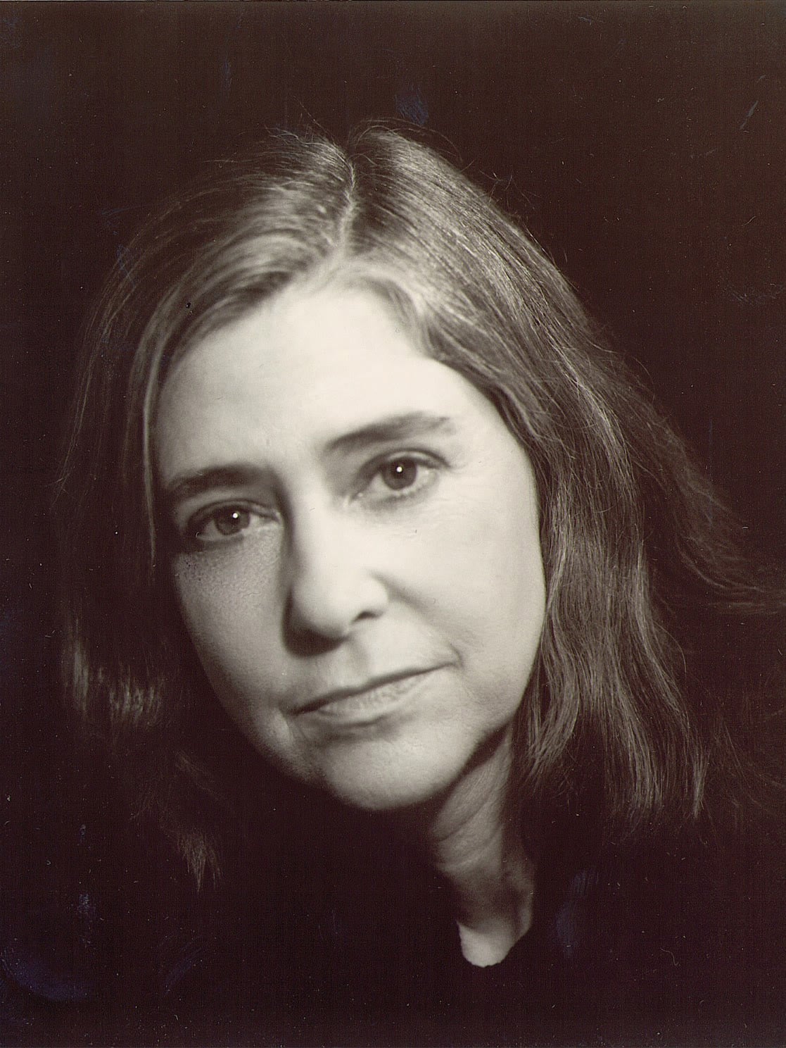 Retrato em preto e branco de Margaret Hamilton, de rosto, com cabelo solto e fundo escuro, fotografada em 1995.