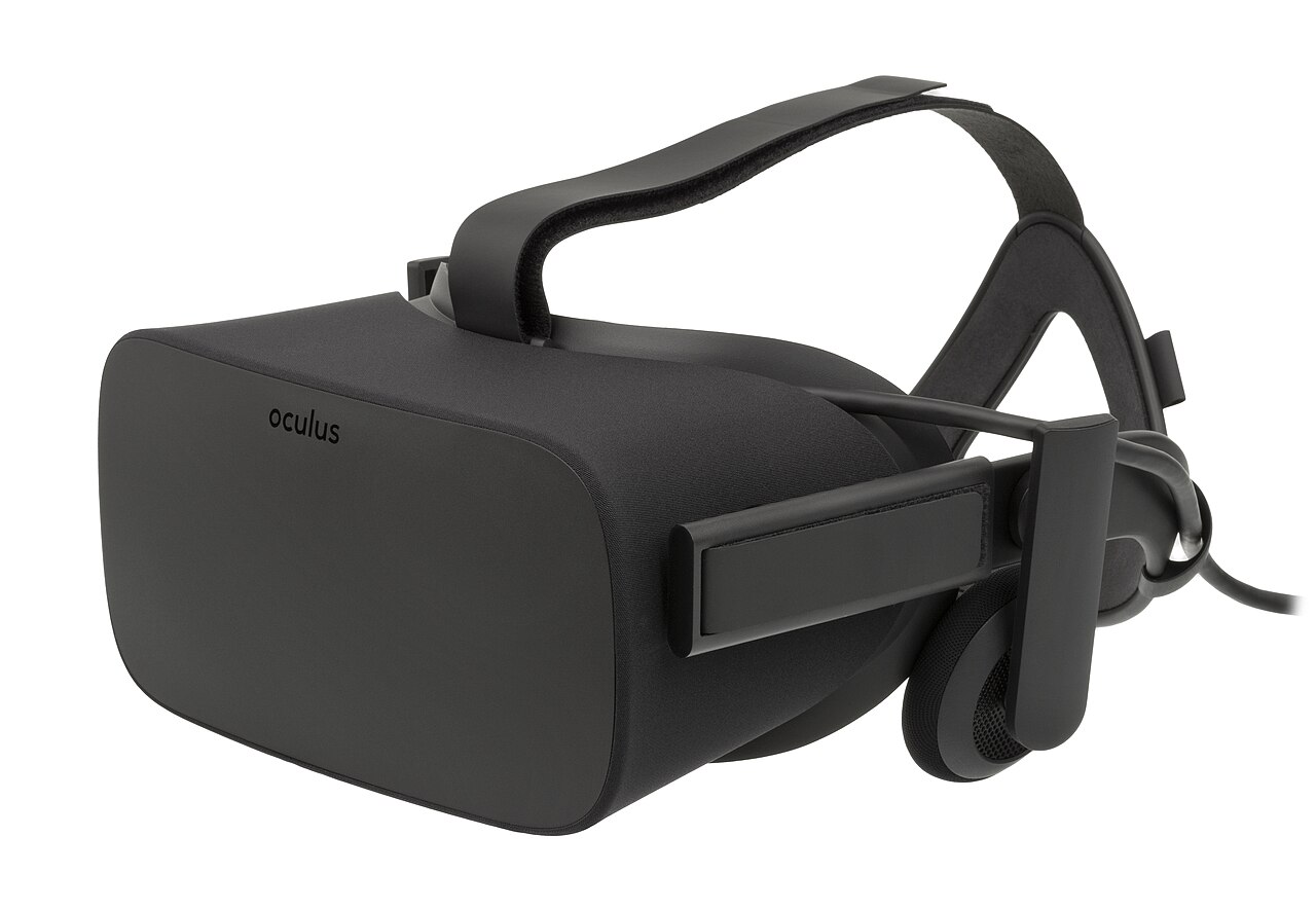 Visor de realidade virtual preto Oculus Rift CV1, com tira de cabeça e fones de ouvido acoplados, sobre fundo branco.